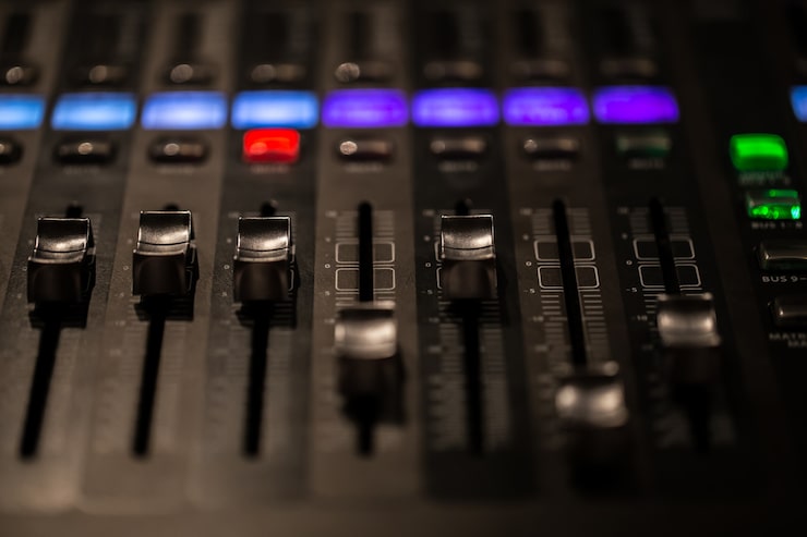 Analog mixing console